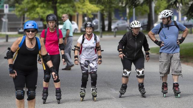 Participantes en un curso para mejorar sus prestaciones con los patines.