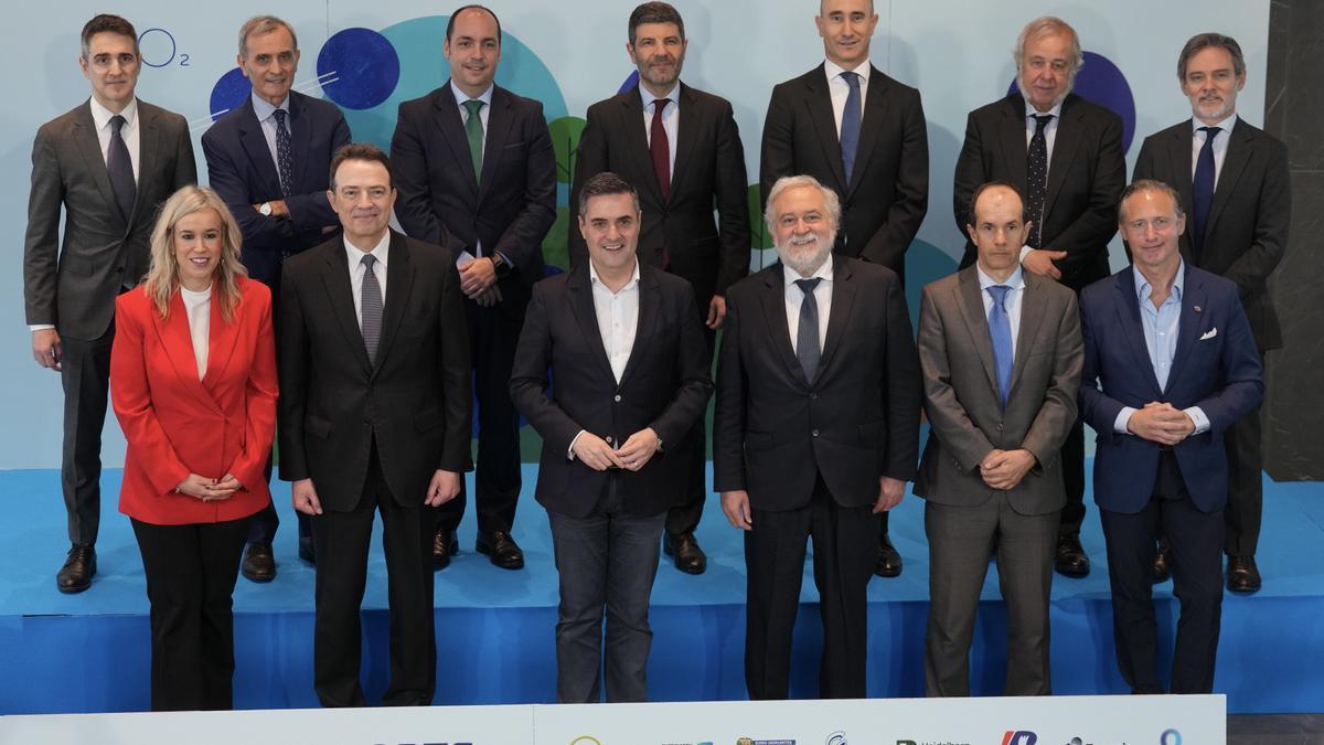 Representantes de Enagás, Gobierno Vasco y empresas, en la firma del acuerdo.