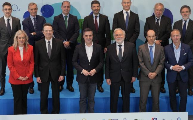 Representantes de Enagás, Gobierno Vasco y empresas, en la firma del acuerdo.