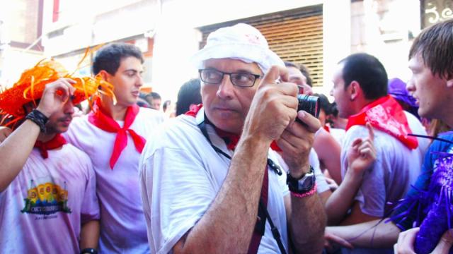 Eduardo Arrillaga, inmerso en la vorágine del Día del Txiki, a la captura de una imagen.