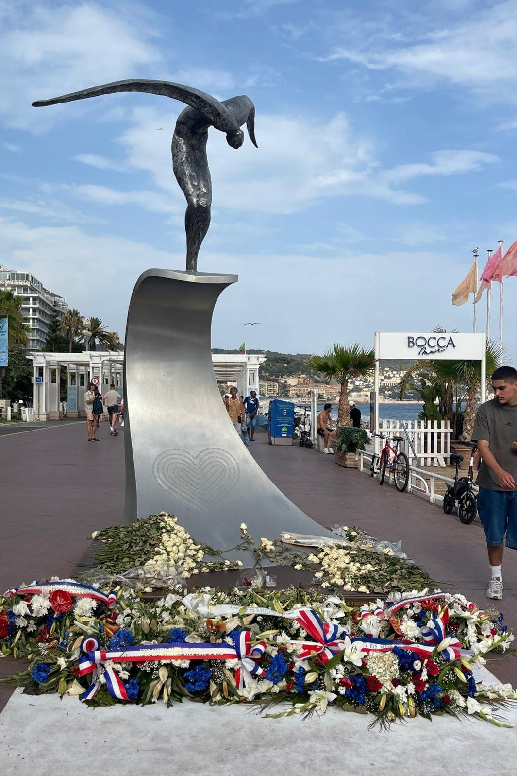 Escultura en homenaje a las víctimas del atentado de Niza.