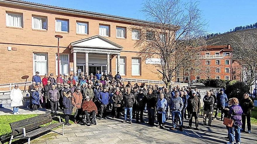 Concentración de Buztintegi, delante del ambulatorio. | FOTO: A.Z.