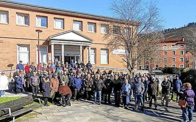 Concentración de Buztintegi, delante del ambulatorio. | FOTO: A.Z.