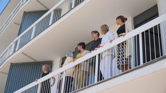 Isabel Rodríguez, durante su visita a la localidad navarra de Lekunberri a un complejo residencial con más de 30 viviendas de CASA 47 destinadas al alquiler asequible.