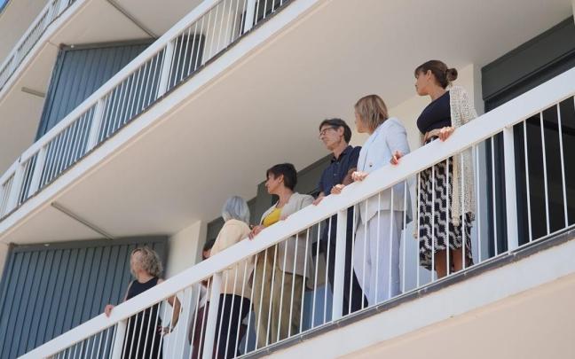 Isabel Rodríguez, durante su visita a la localidad navarra de Lekunberri a un complejo residencial con más de 30 viviendas de CASA 47 destinadas al alquiler asequible.