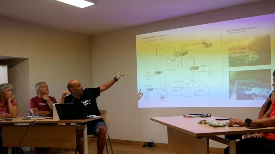 Un momento de la reunión por la crisis del agua el 3 de agosto en Zuia