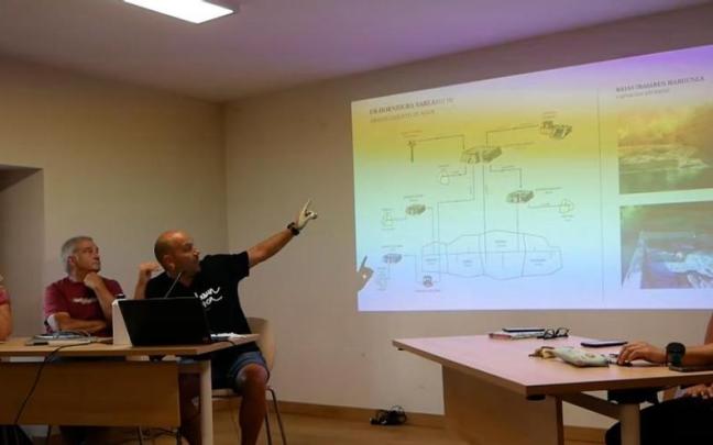 Un momento de la reunión por la crisis del agua el 3 de agosto en Zuia