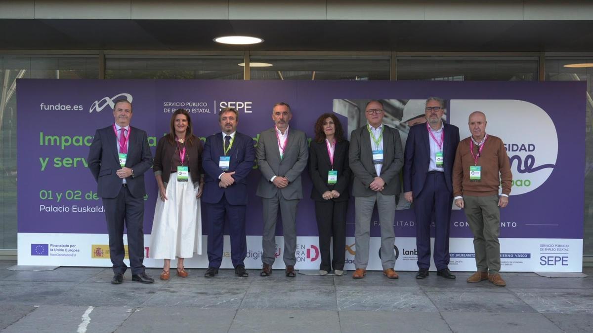 Participantes en el encuentro "Impacto de la IA en la industria y servicios del País Vasco" organizado por Fundae, SEPE y Lanbide-Servicio Público Vasco de Empleo en Bilbao