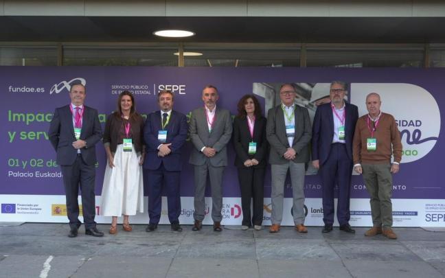 Participantes en el encuentro "Impacto de la IA en la industria y servicios del País Vasco" organizado por Fundae, SEPE y Lanbide-Servicio Público Vasco de Empleo en Bilbao