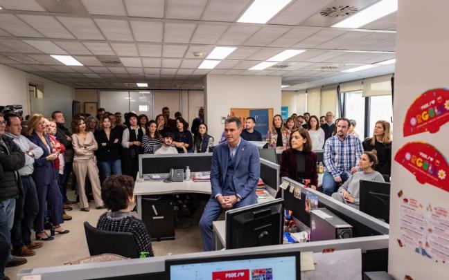 Pedro Sánchez, reunido con las trabajadoras y trabajadores del PSOE en la sede de Ferraz