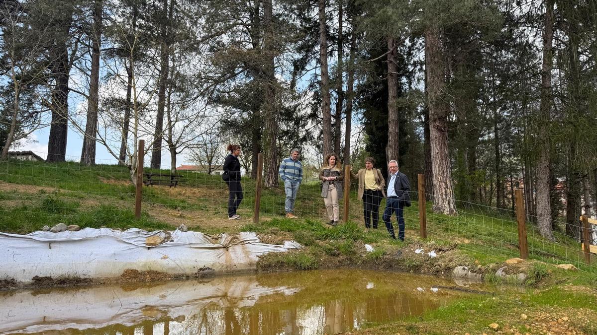 Representantes de la Diputación Foral de Gipuzkoa y el Ayuntamiento de Azkoitia junto al humedal que se construyó en el refugio climático de la zona de Floreaga.
