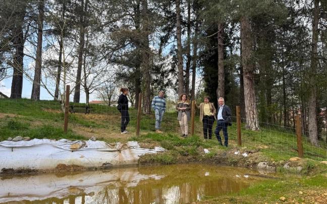 Representantes de la Diputación Foral de Gipuzkoa y el Ayuntamiento de Azkoitia junto al humedal que se construyó en el refugio climático de la zona de Floreaga.