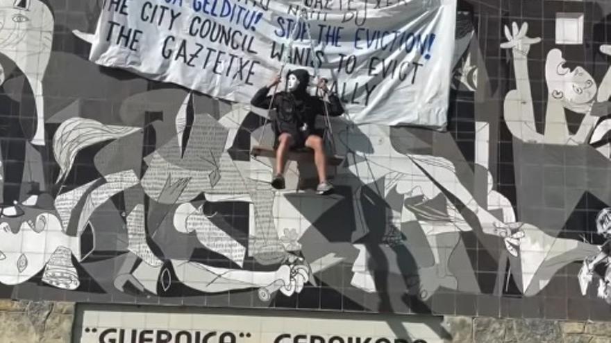 Hace unos dúas uno de los miembros se descolgó del mural 'Guernica'