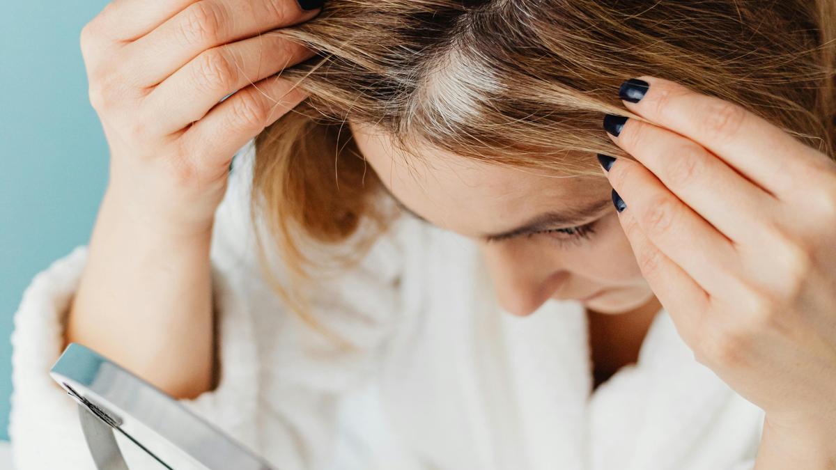 ¿Necesitas teñirte y no hay cita en la peluquería? La solución casera para eliminar las canas