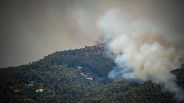 Columna de humo del incendio forestal en Sentmenat, Barcelona.