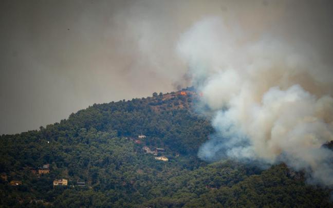 Columna de humo del incendio forestal en Sentmenat, Barcelona.