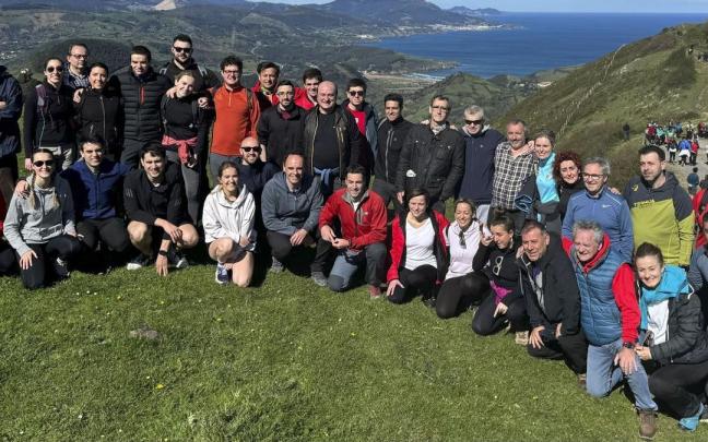 El candidato del PNV a lehendakari, Imanol Pradales, y el presidente del EBB, Andoni Ortuzar, en la subida de Cornites al Serantes.