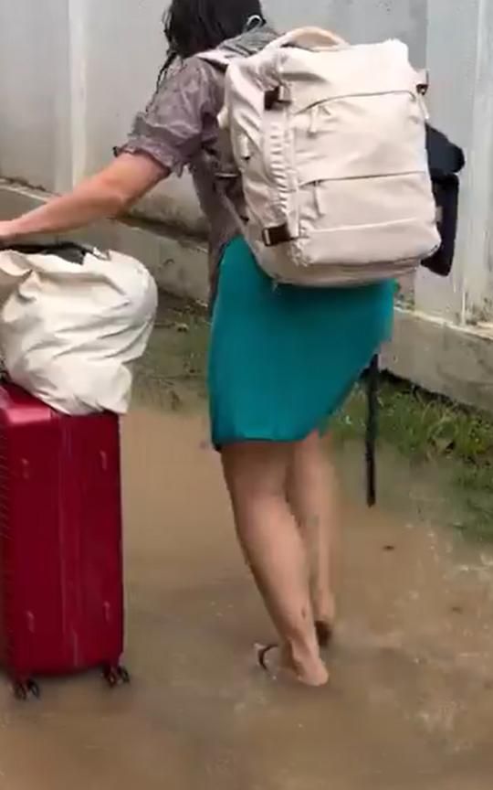 Los jóvenes decidieron abandonar el hotel en mitad de la tormenta.