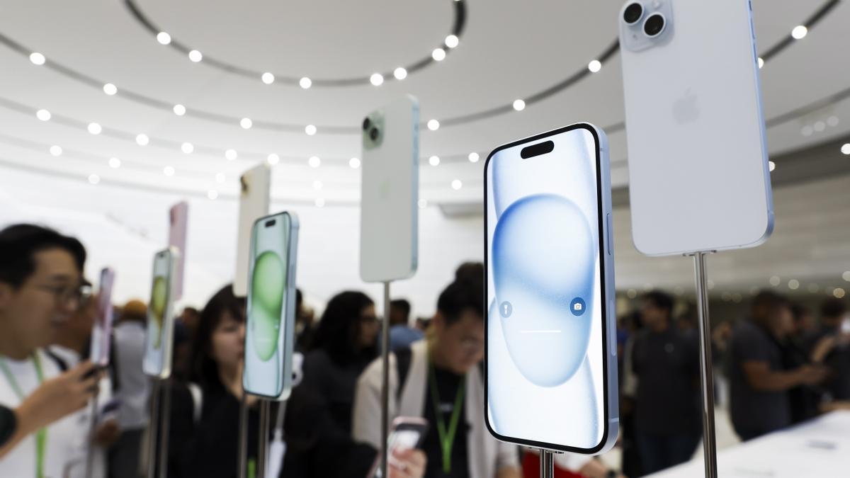 Varios iPhone 15 expuestos durante la presentación de los nuevos teléfonos de Apple.