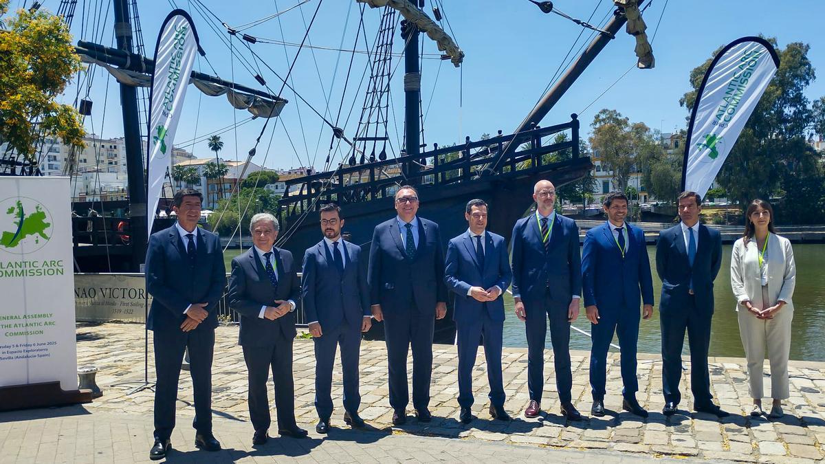 La Comisión del Arco Atlántico, en Sevilla; Ander Caballero, el tercero por la izquierda