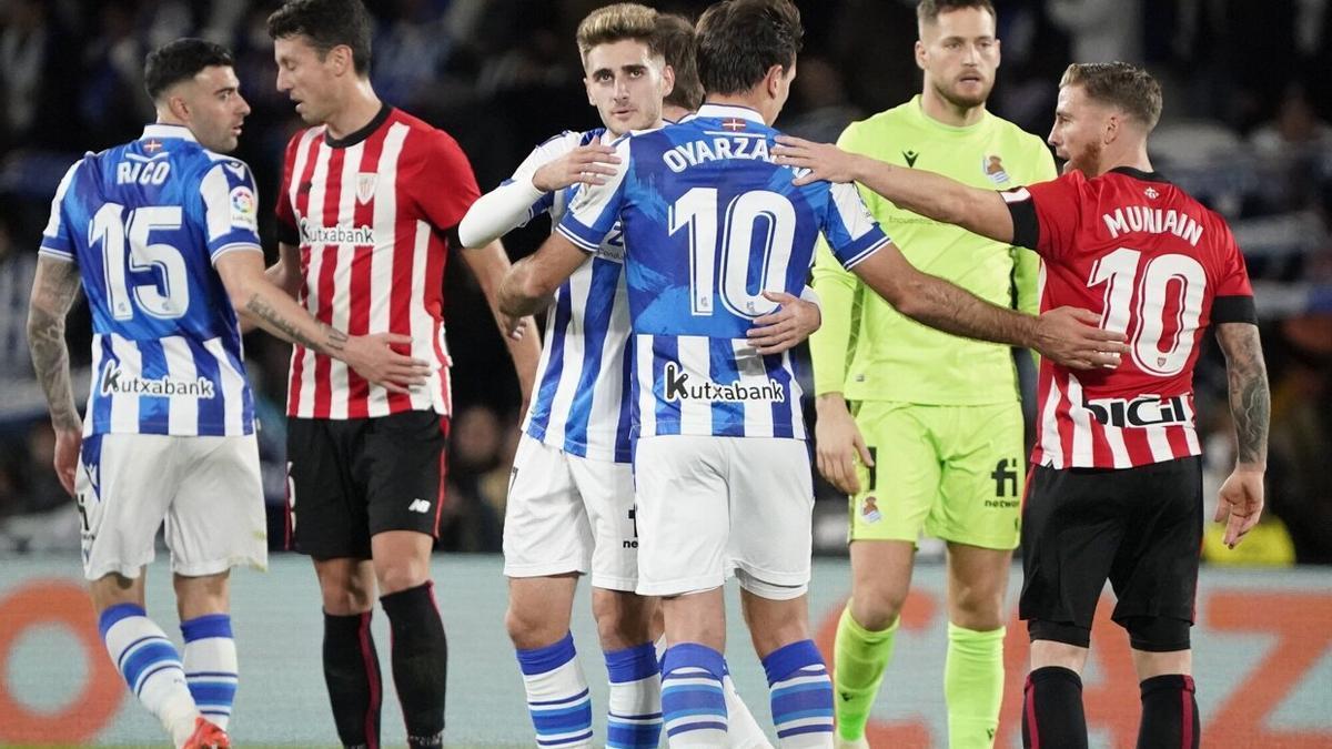 Jugadores de Real y Athletic se saludan en Anoeta tras la conclusión del último derbi, el pasado enero (3-1). / RUBEN PLAZA