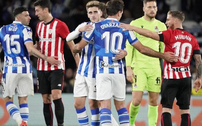 Jugadores de Real y Athletic se saludan en Anoeta tras la conclusión del último derbi, el pasado enero (3-1). / RUBEN PLAZA