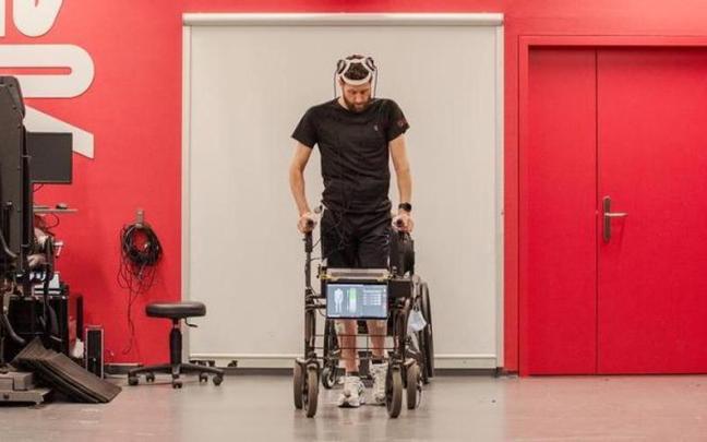 Gert-Jan Oskam vuelve a caminar gracias a sus implantes.