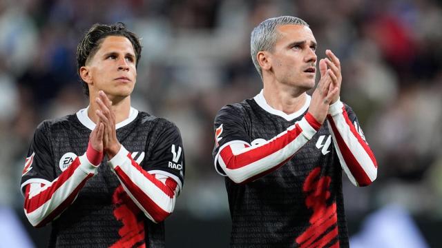 Antoine Griezmann, junto a Giuliano Simeone, saluda a la afición del Atlético de Madrid.