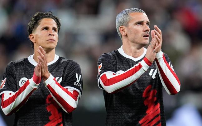 Antoine Griezmann, junto a Giuliano Simeone, saluda a la afición del Atlético de Madrid.