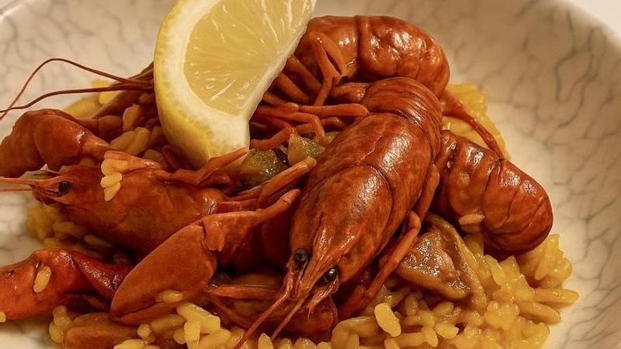 Paella con cangrejos de río.