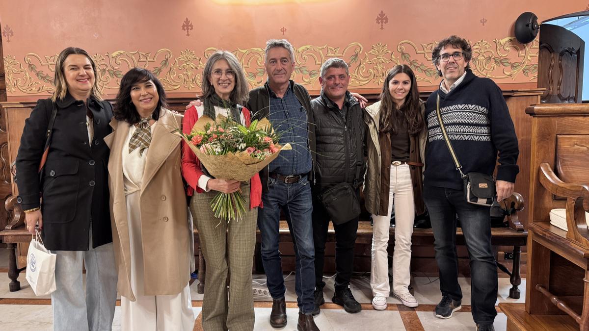 Eva Gayubo con el ramo de flores, acompañada del resto de compañeros y compañeras del PNV.