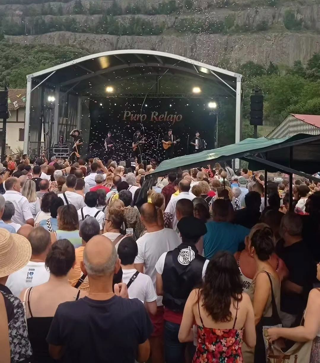 Puro Relajo en una actuación anterior en fiestas de Lemoa