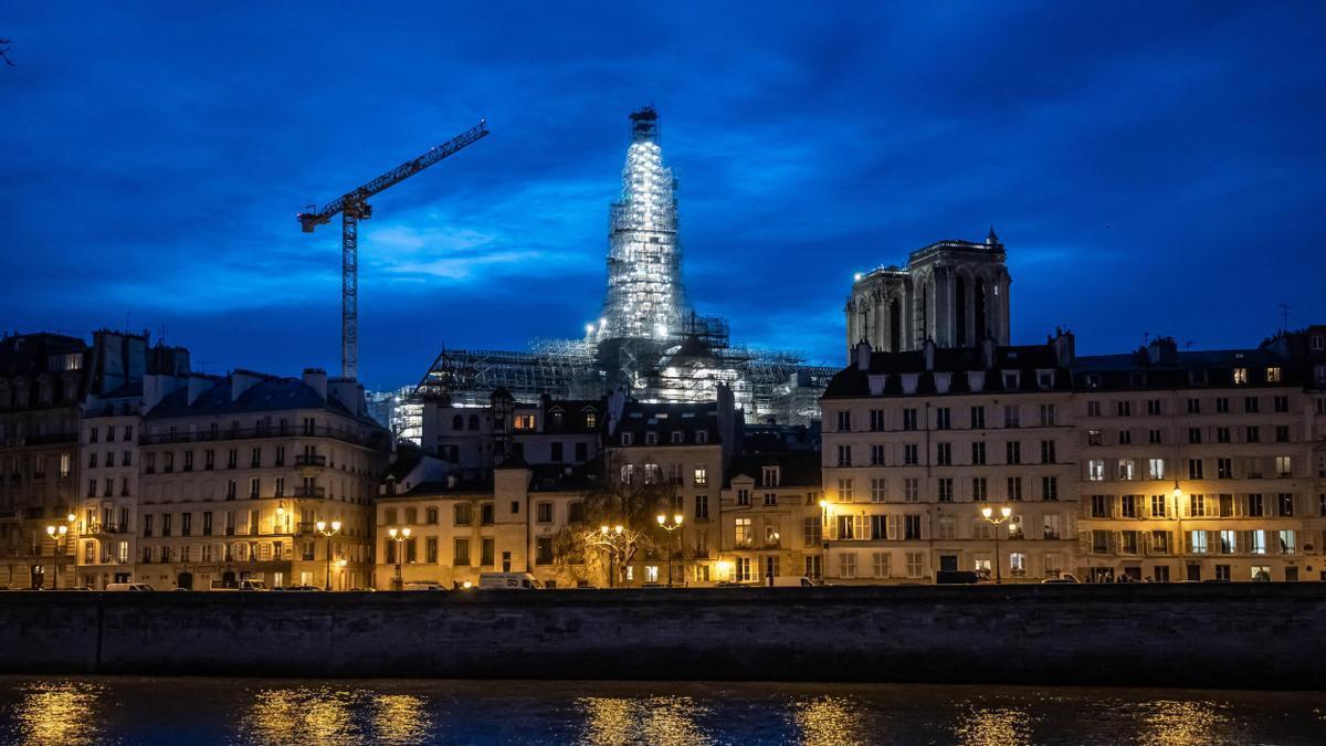 Vista de los trabajos de reconstrucción de Notre Dame, en París.