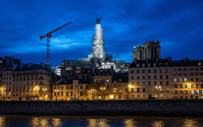 Vista de los trabajos de reconstrucción de Notre Dame, en París.