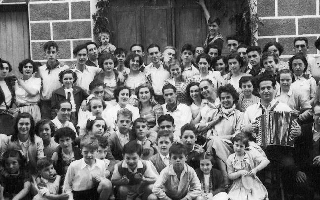 Las fiestas ocupan un lugar destacado en la muestra Altzola Gogoratuz.