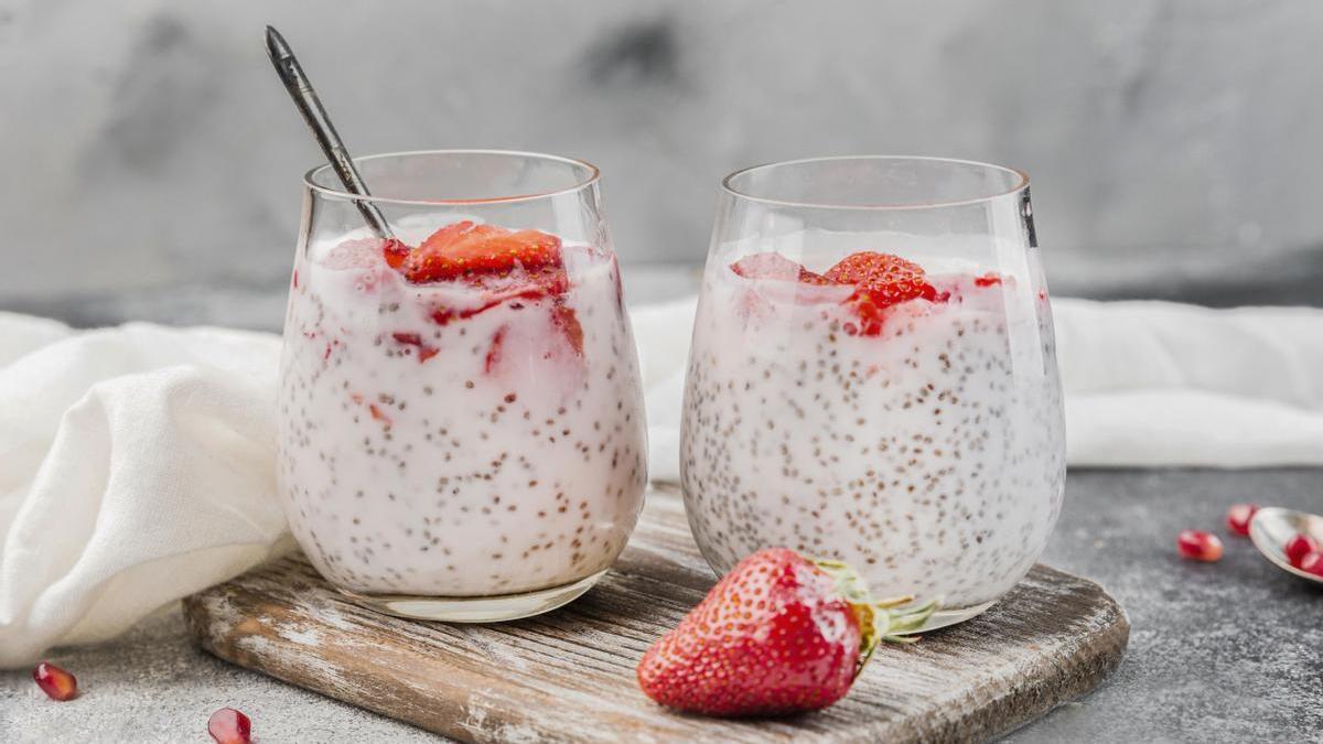 Yogur con semillas de chía y fresas.