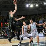 Kristian Kullamäe lanza a canasta ante el Balkan en el Bilbao Arena