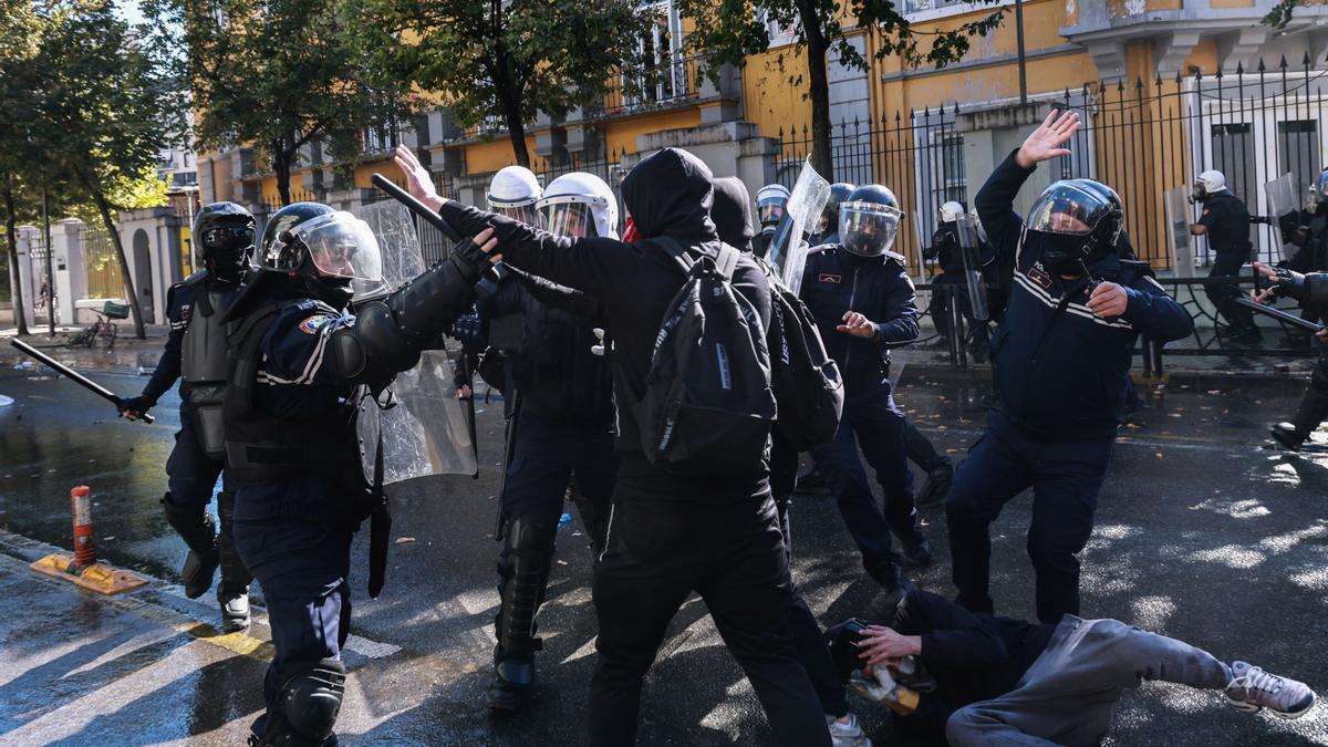 Estudiantes que se manifiestan se enfrentan a la policía durante una protesta antigubernamental en Tirana, en la que exigen una mejora de las condiciones universitarias y la dimisión del primer ministro albanés, Edi Rama.