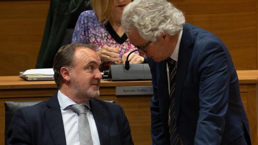 Javier Esparza, con el coordinador de Ciudadanos, Carlos Pérez-Nievas, en el Parlamento.