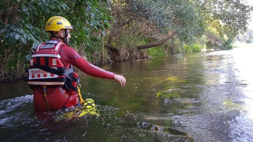 Un bombero participando en un operativo de búsqueda.