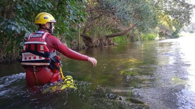 Un bombero participando en un operativo de búsqueda.
