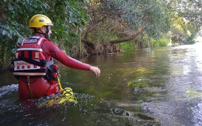 Un bombero participando en un operativo de búsqueda.