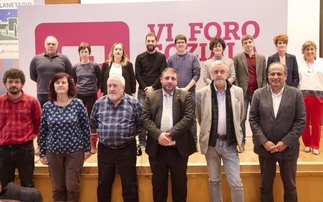 La despedida del Foro Social, con el presidente del Parlamento, Unai Hualde, y el director general de Paz y Convivencia, Martín Zabalza La despedida del Foro Social, con el presidente del Parlamento, Unai Hualde, y el director general de Paz y Convivencia, Martín Zabalza
