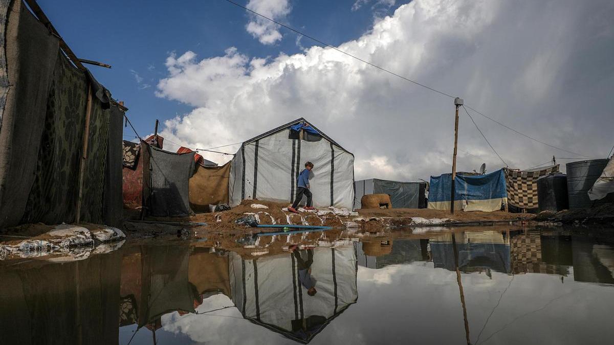 Un niño desplazado camina por un campamento en Deir Al Balah, en la Franja de Gaza, Palestina este lunes.