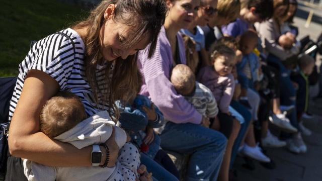 Un grupo de mujeres dando pecho, en una fiesta organizada por Amagintza.