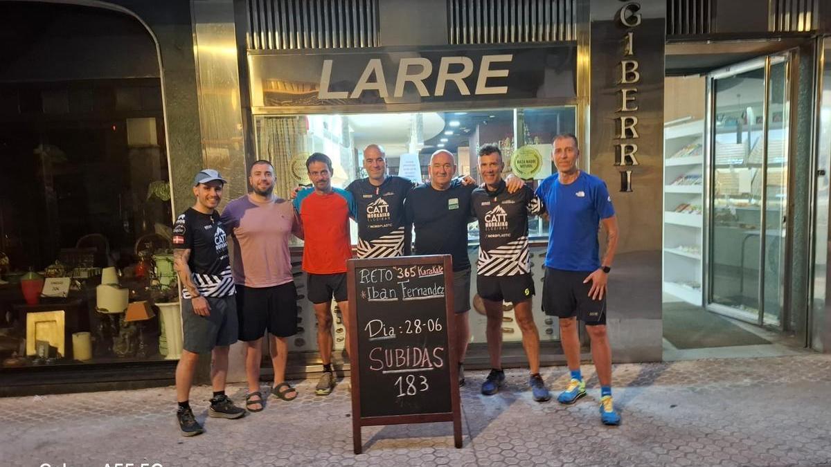 Iban Fernandez con sus amigos antes de realizar la subida número 183.