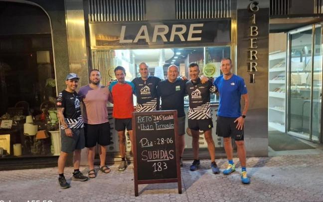 Iban Fernandez con sus amigos antes de realizar la subida número 183.