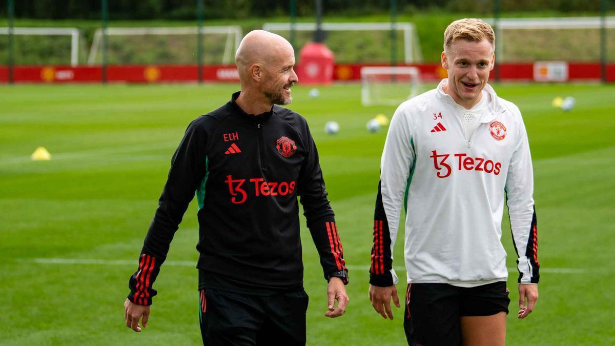 Erik Ten Hag y Donny van de Beek, durante la pretemporada. / MANCHESTER UNITED