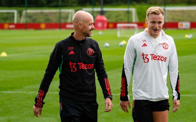 Erik Ten Hag y Donny van de Beek, durante la pretemporada. / MANCHESTER UNITED