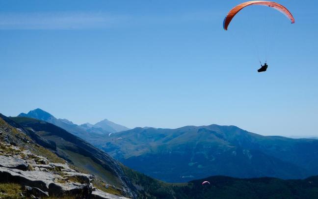 'Red Bull X-Alps', una de las competiciones más duras del mundo, combina parapente y carrera de montaña a través de los Alpes.